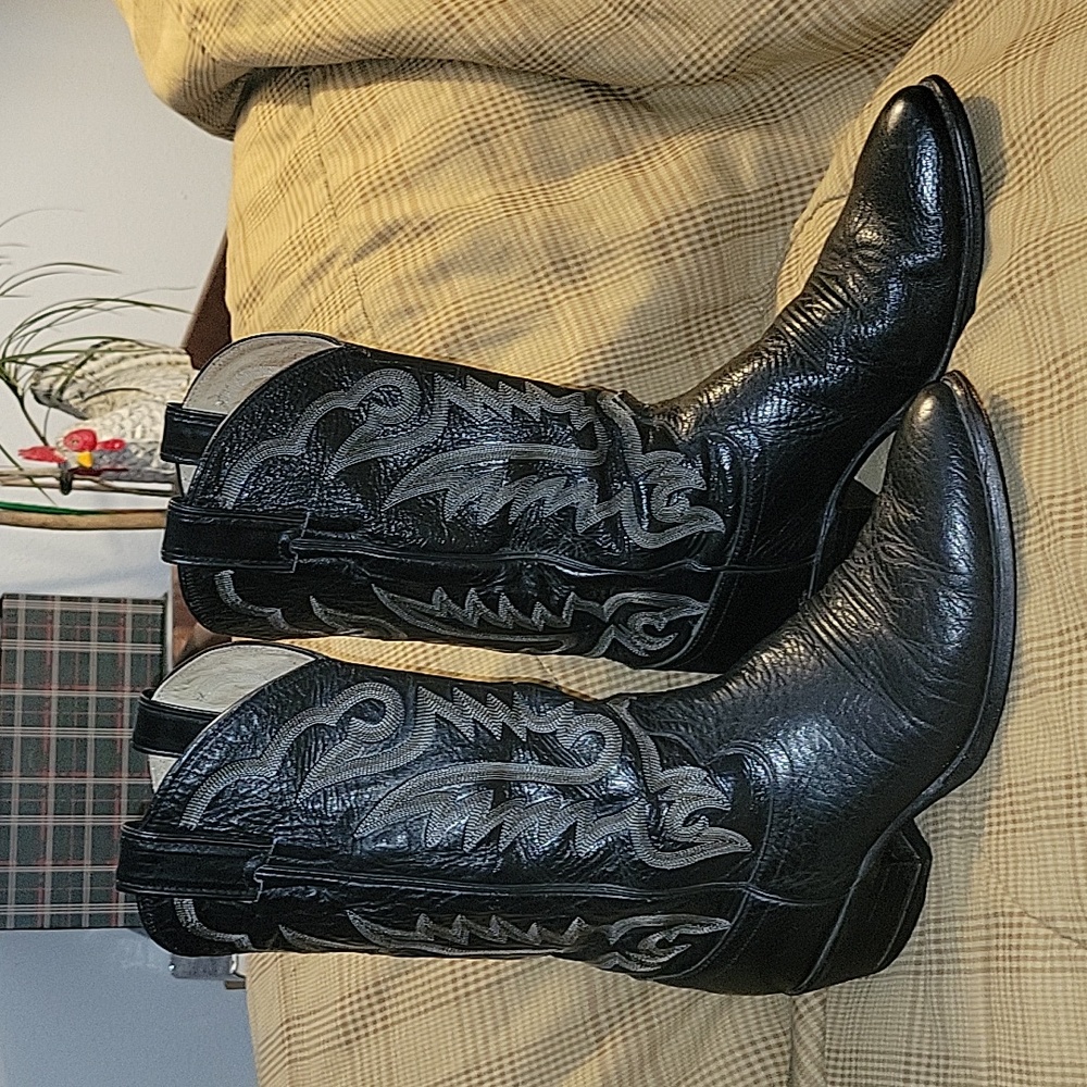Justin Men's cowboy boots. Style 1437.  Leather uppers/ Black bull hide lower